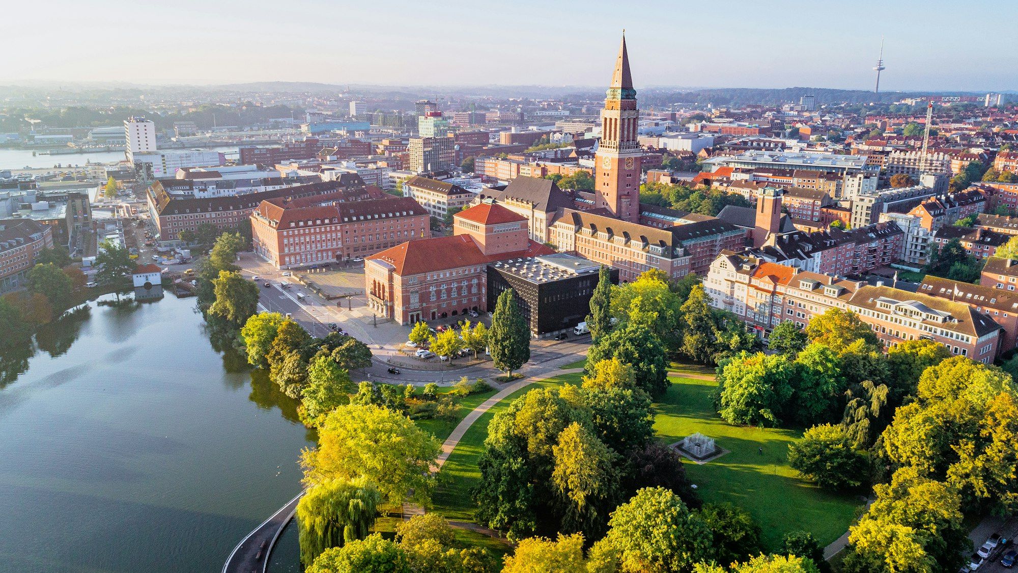 Luftbild von Kiel mit Rathausturm, Hiroshimapark und Kleinem Kiel